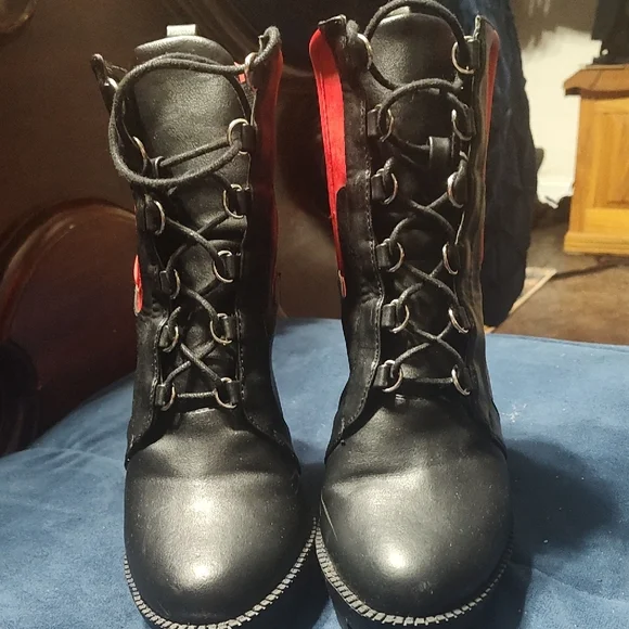Stylish Black and Red Women's Boots - Picture 3 of 4
